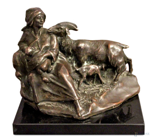 Gruppo in bronzo argentato raffigurante maternit&#224; poggiante su base in marmo, firmato, H 15 cm.