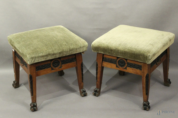 Lotto di due sgabelli in rovere con particolari intagliati ed ebanizzati e sedute in velluto verde.