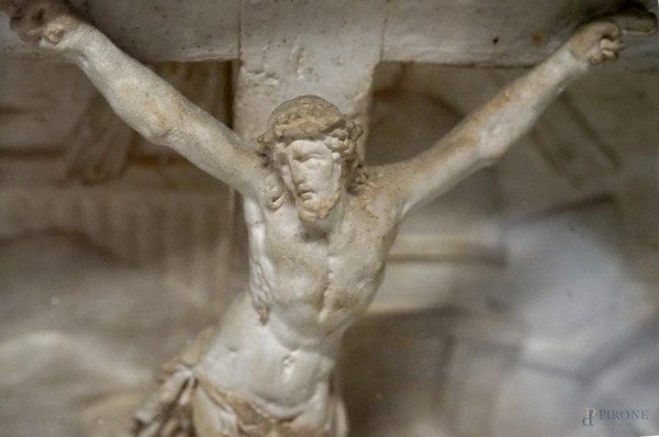 Altorilievo ovale in stucco raffigurante Crocifissione, 33,5x23,5, iscritto "Giuseppe Serafini" s...