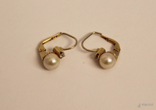 Coppia orecchini in oro con perle