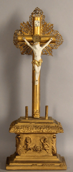 Crocefisso da tavolo in legno dorato, Cristo in gesso, altezza 59 cm, primi &#39;900.