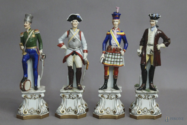 Lotto composto da quattro soldati di fanteria in porcellana Capodimonte, H 28 cm.