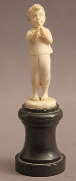 Fanciullo, scultura in avorio su base in legno ebanizzato, H 7,5 cm.