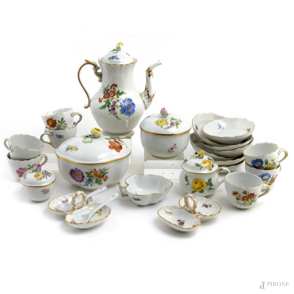 Comò in stile Luigi XVI intarsiato in varie essenze a tre cassetti, XX secolo, cm 88x123x57, (scalfiture,  [..]