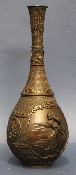 Vaso giapponese in bronzo con figura a rileivo, marcato (ammaccature), h. 34 cm.