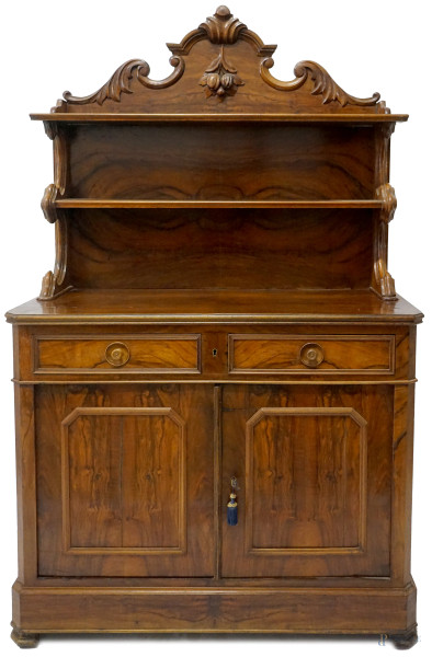 Credenza in noce, Francia, fine XIX-inizi XX secolo, alzata con cimasa di linea spezzata decorata a volute, foglie e frutti, parte inferiore a due cassetti e due sportelli, cm h 185,5x107x50, (difetti).