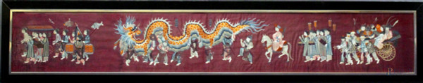 Pannello in seta ricamata raffigurante  figure, carri e dragone, arte orientale, inizi XX sec., cm 210 x 40.