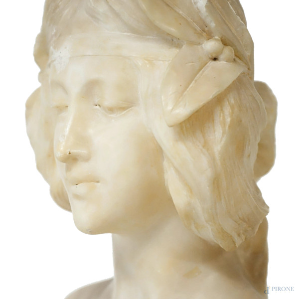 Scultura in marmo rappresentante un busto femminile, XIX-XX secolo, altezza cm 43 (rotture)