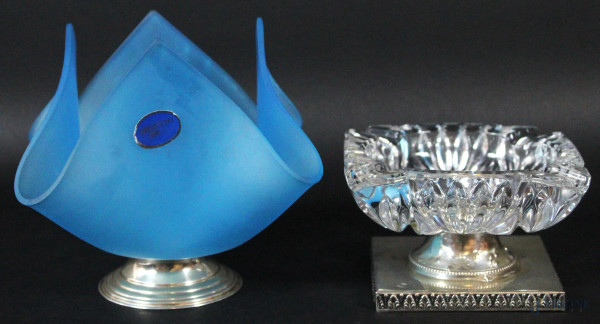 Lotto composto da un posacenere in cristallo controtagliato ed un centrotavola a fazzoletto  in vetro celeste, basi in argento, altezza max cm 13