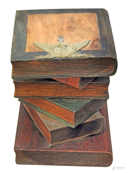 Base in legno a forma di libri accatastati con stemma in bronzo cesellato e brunito del ventennio, anni 30, h. 40x34 cm