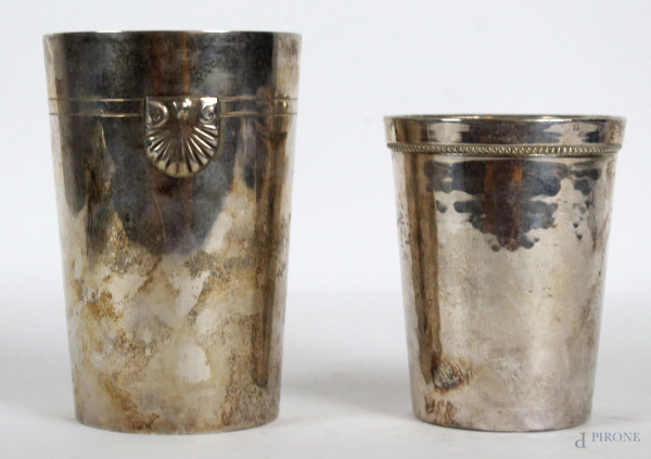 Lotto di due bicchieri portapenne in metallo argentato, altezza max cm 12