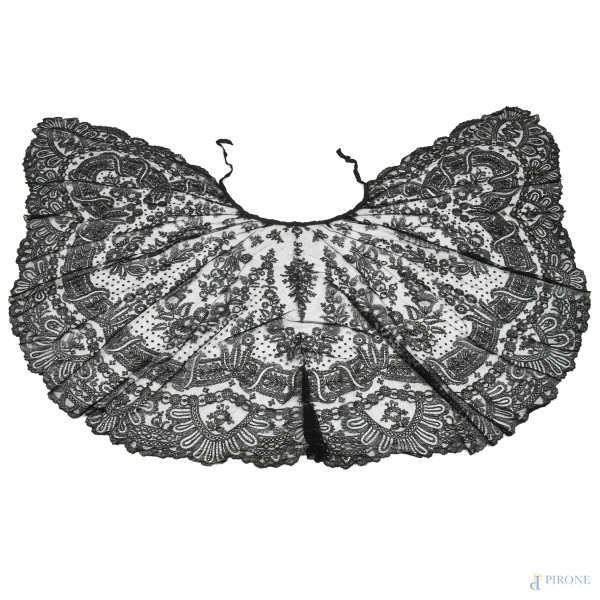 Mantiglia spagnola in pizzo nero, XX secolo, cm 75x190 ca., (segni di usura, difetti)