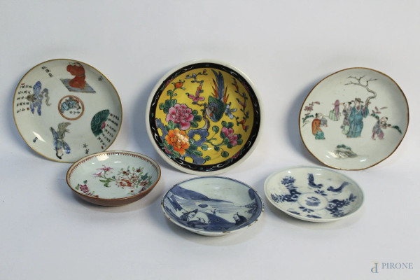 Lotto di sei antichi piattini in porcellana a soggetti diversi, arte orientale.
