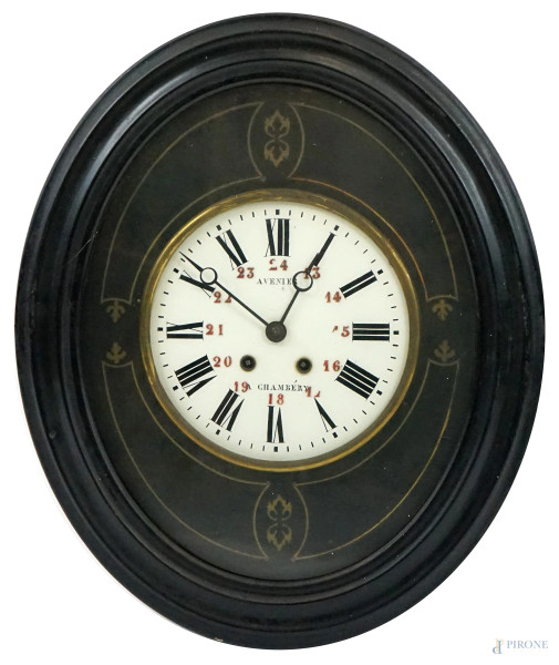 Avenier à Chambéry, orologio da parete con cassa in legno ebanizzato, quadrante a numeri romani, ingombro cm h 13x57x48, (difetti, meccanismo da revisionare).