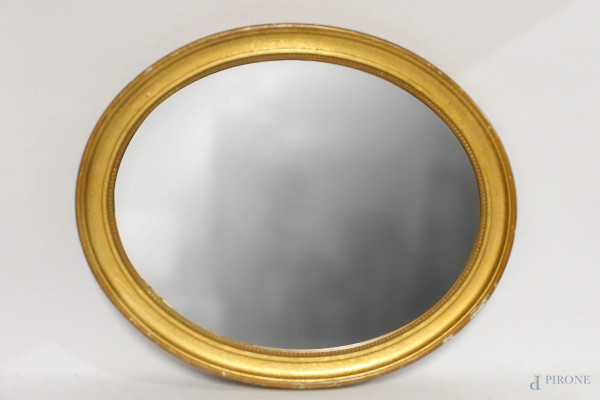 Specchiera di linea ovale in legno dorato, cm 58 x 49.