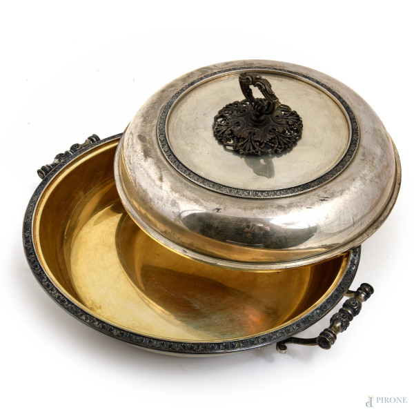 Lotto composto da legumiera e piatto in argento, XX secolo, diametro piatto cm 35, peso complessi...