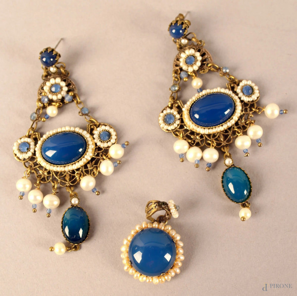 Parure in alta bigiotteria composto da: ciondolo e paio di orecchini in agata blu e perle, primi &#39;900.