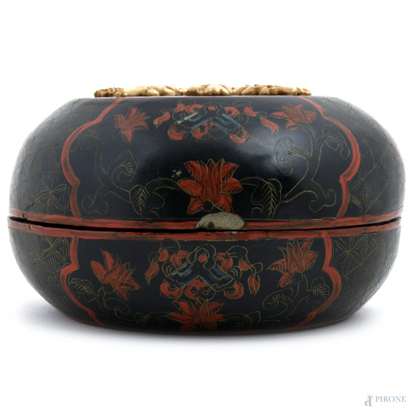 Cofanetto rotondo in papier mache con decorazioni nei toni del rosso e del nero con applicazioni ...