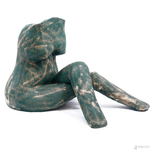 Nudo femminile, scultura in terracotta dipinta in verde e dorata, cm h 43, siglata