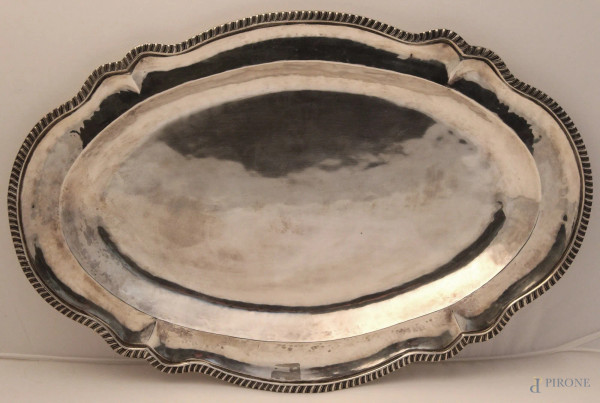 Vassoio di linea ovale in argento con bordo lavorato, cm 51 x 35, gr 1230.