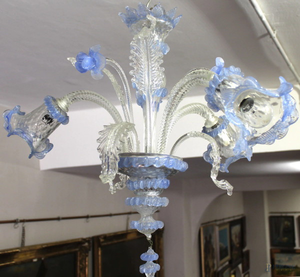 Lampadario  a tre luci in vetro di Murano trasparente, applicazioni di fiori e foglie con finiture azzurre, XX secolo, cm h 50