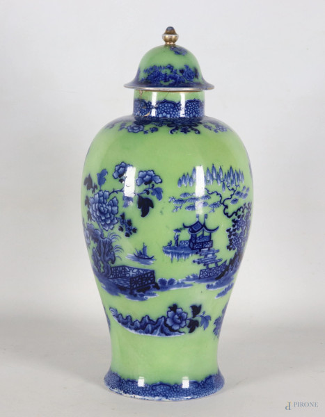 Vaso in porcellana verde con decori nei toni del blu. Cina, XX secolo, altezza cm 46,5, (segni d usura, sbeccature, rotture, restauri, felature, difetti)