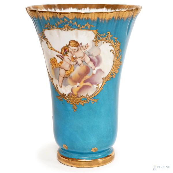 Vaso in porcellana Meissen nei toni dell'azzurro e dell'oro con scene di putti, XX secolo, altezza cm 24,5