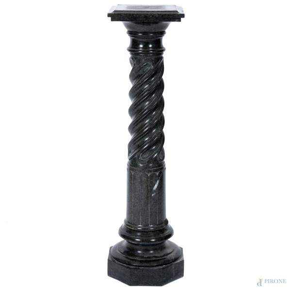 Colonna in marmo verde con base esagonale, XX secolo, altezza cm 112, (segni di usura, scalfiture, rotture, difetti)