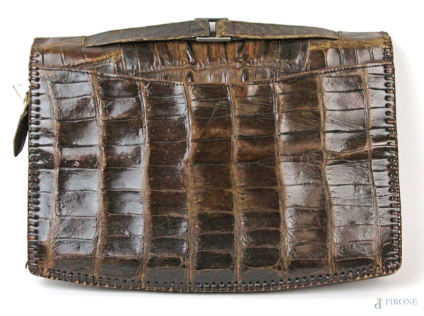 Pochette vintage in pelle di coccodrillo con manico, varie tasche e portamonete interni, cm 19x25x2,5, (segni del tempo).