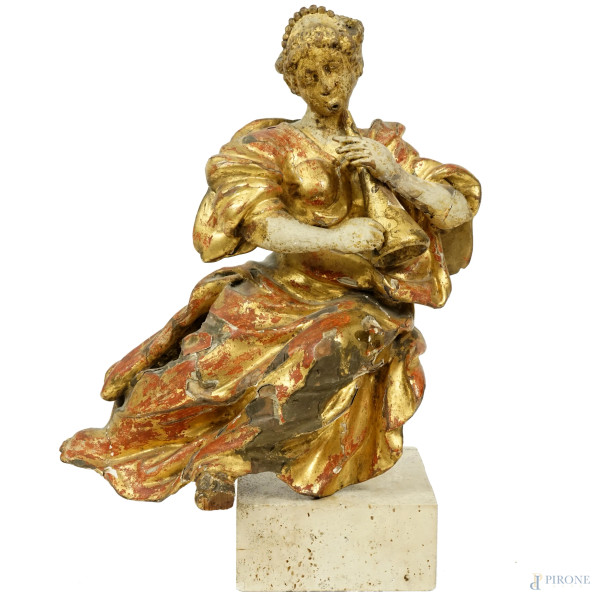 Scultura in legno intagliato e dorato rappresentante una figura femminile che suona una tromba, XIX secolo, altezza cm 27 (mancanze e rotture)
