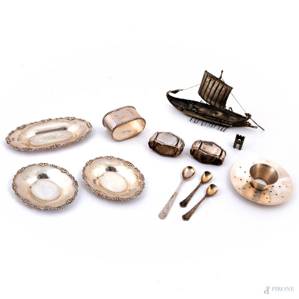 Lotto di oggetti in argento, misura massima cm 16, peso complessivo gr 280