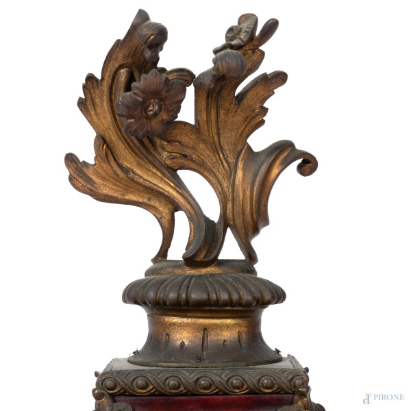 Pendola da tavolo con cassa in legno impiallacciato con inserti in bronzo cesellato a motivi vege...