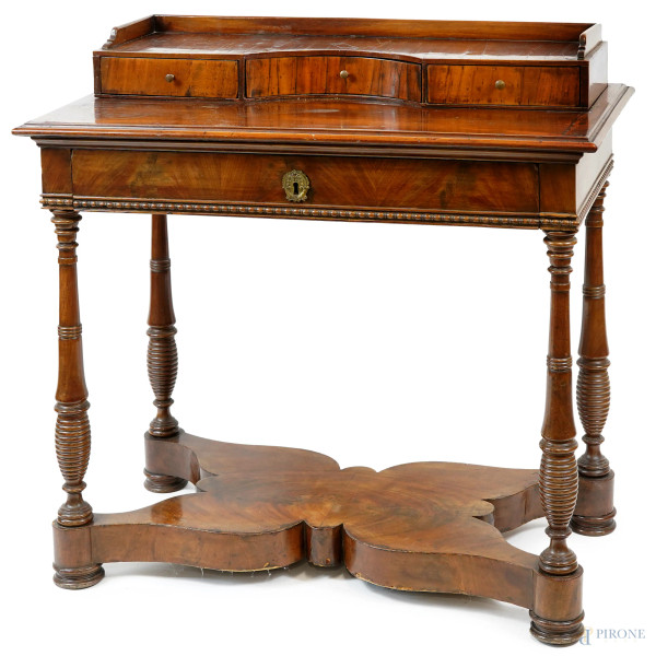 Scrivania in noce intagliato, a quattro cassetti, gambe tornite e raccordate, inizio XX secolo, cm 90x92,5x50,5,  [..]