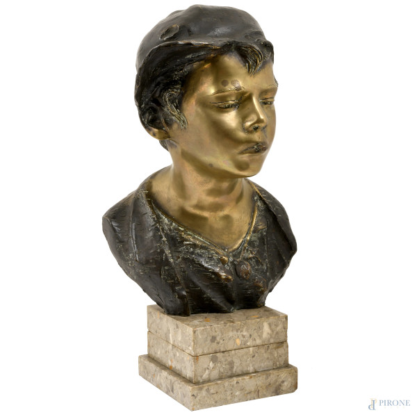 Giovanni De Martino (Napoli 1870 – 1935), busto di scugnizzo, bronzo dorato su base in marmo, altezza cm 43,5, (difetti)