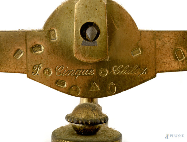 Grande bilancia a due piatti, uno in ottone e l'altro in vetro dal profilo mosso. Struttura compo...