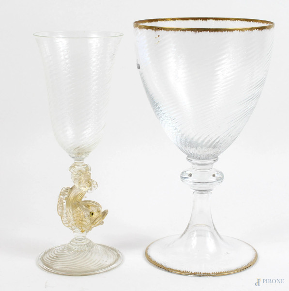Lotto di due calici in vetro di Murano, in vetro trasparente con particolari dorati, altezza max cm. 23, XX secolo