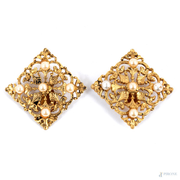 Paio di orecchini di bigiotteria in metallo dorato, cm 3,5x3,5