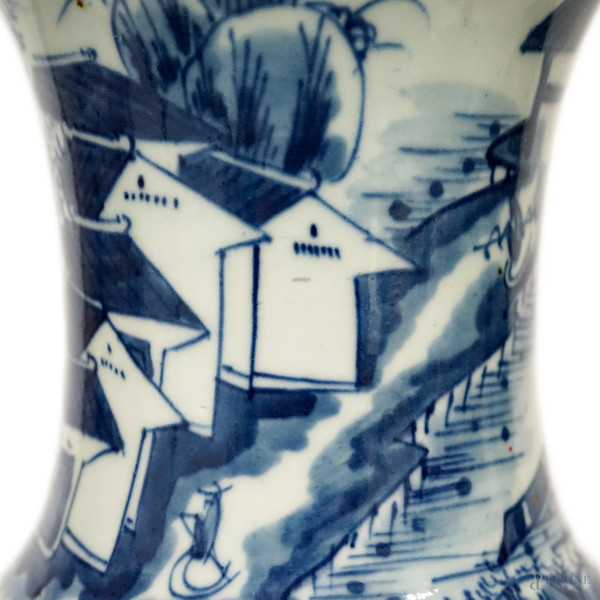 Vaso in porcellana bianca e blu decorato a paesaggi e motivi geometrici, Cina, XX secolo, altezza...