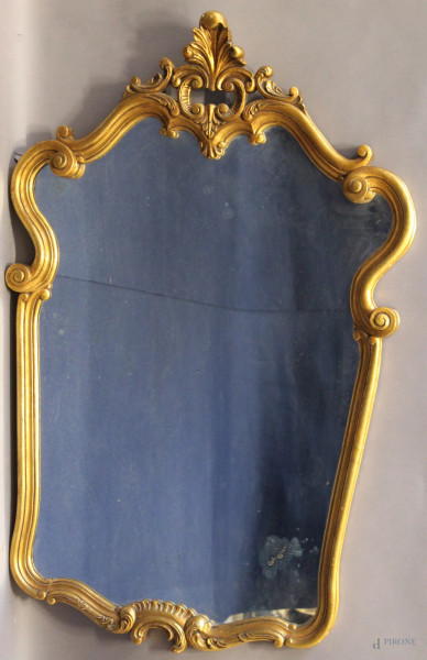 Specchiera in legno dorato di linea centinata, primi &#39;900, H 107 cm.