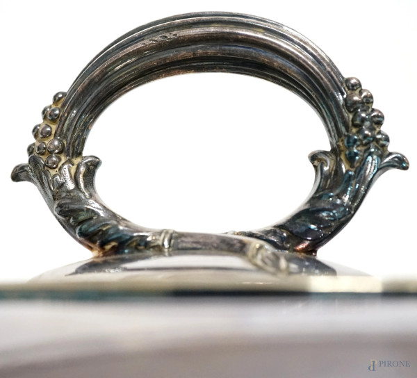 Lotto composto da una coppia di candelieri e un portavivande con coperchio in metallo argentato, ...