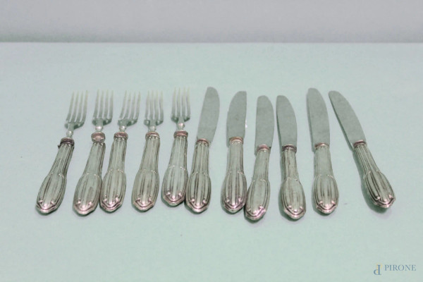 Lotto di sei coltelli e cinque forchette da dolce con manici in argento.