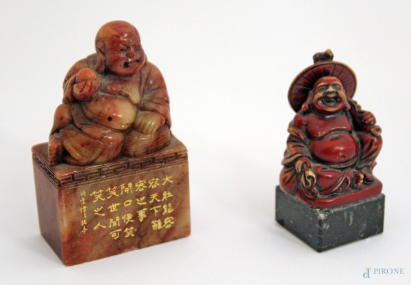 Lotto di due sculture in pietra dura raffiguranti Budda di cui uno a sigillo con scritte incise e dorate, Cina fine XIX sec, h. 8 cm.