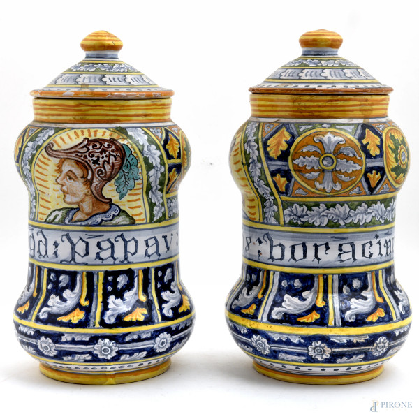 Coppia di vasi da farmacia in maiolica con decori policromi di ispirazione rinascimentale, XX secolo, altezza cm 29 (caduta di smalto stannifero, difetti di cottura)
