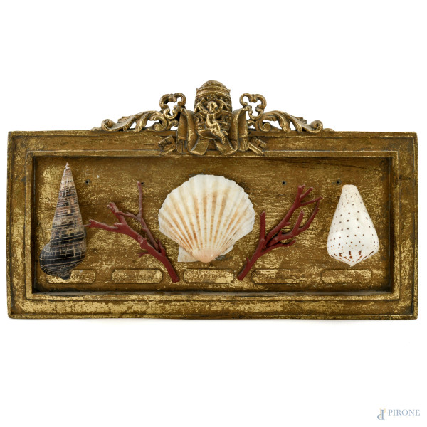 Pannello in resina dorata con elemento apicale e applicazioni di conchiglie e finti coralli, XX secolo, cm 27x43, (segni di usura, scalfiture, difetti, rotture, cadute di doratura)
