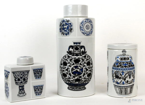 Lotto di tre vasi con coperchio in porcellana Fabienne Jouvin, altezza max cm 35, XX secolo.