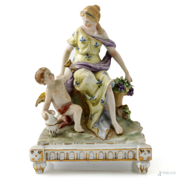 Gruppo in porcellana policroma raffigurante fanciulla con amorino, XX secolo, altezza cm 17, (segni di usura, sbeccature, mancanze, difetti)
