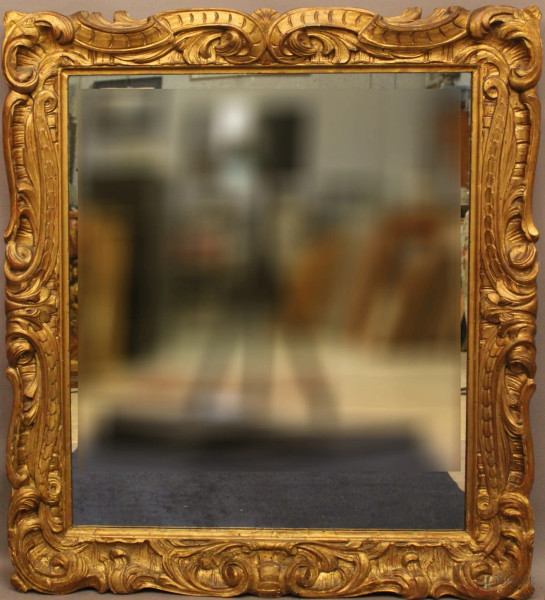 Specchiera di linea rettangolare in legno intagliato e dorato, 100x90 cm.