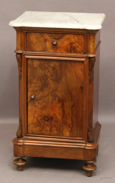 Comodino in noce e radica ad un cassetto e uno sportello, piano in marmo, XIX sec., cm 82 x 46 x34.