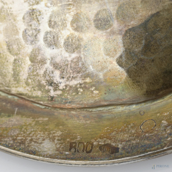 Lotto composto da un centrino sagomato, un'alzata e una paletta da dolce in argento, misure massi...