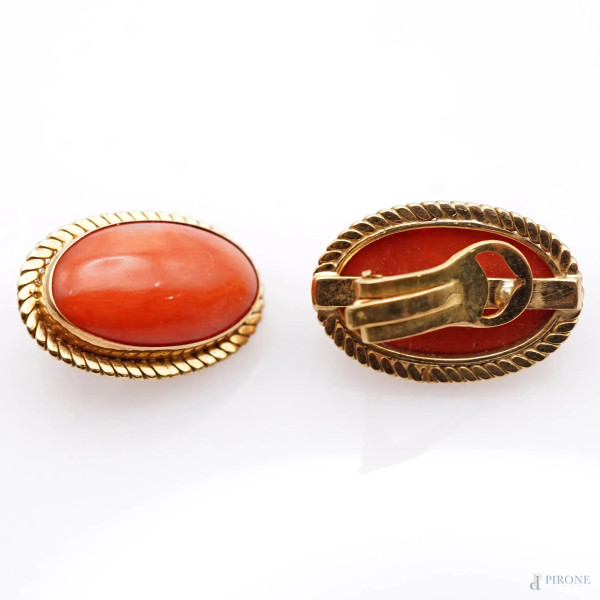 Coppia di orecchini con clip in oro 18 KT e corallo, cm 2,2, peso gr. 8,8
